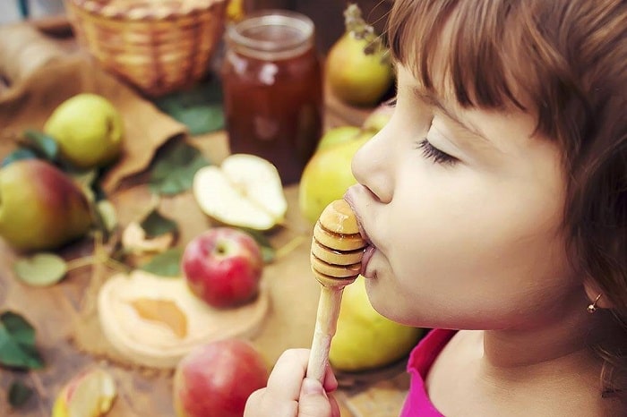 6 مورد از مزایای عسل برای سلامتی کودکان