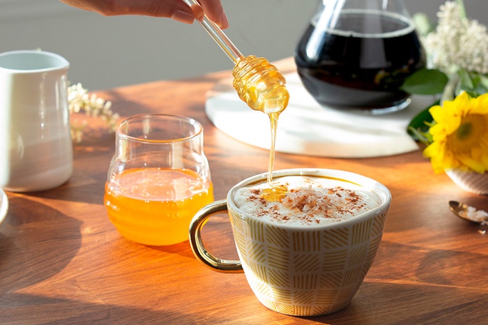 مزایای اضافه کردن عسل به نوشیدنی